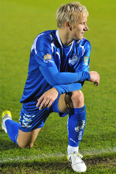 David Testo en campo de futbol.