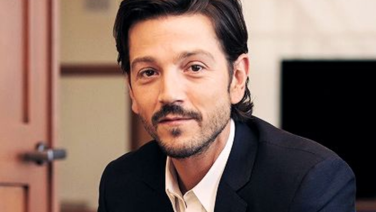 diego luna hombres besos gay