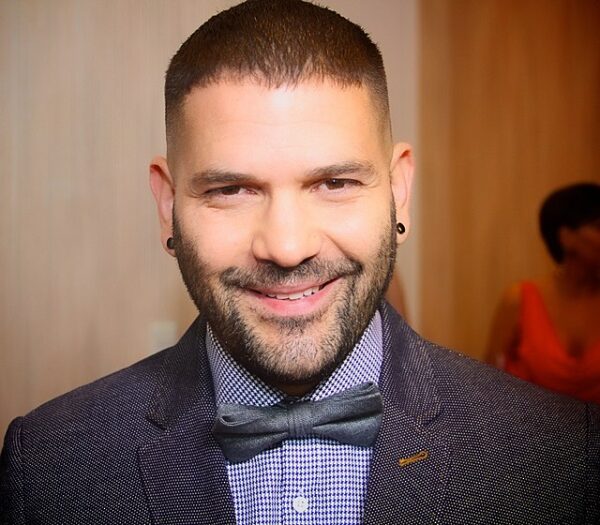 Guillermo Díaz, actor gay de Bros