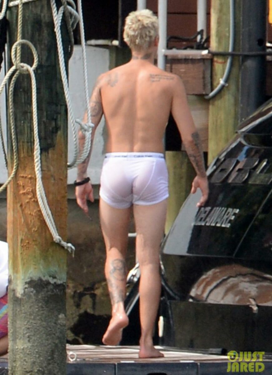 cantante en ropa interior mojada