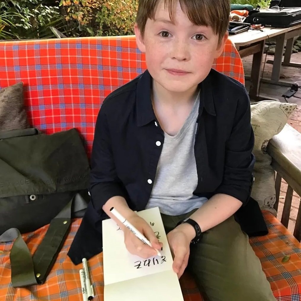 kit connor infancia fotos evolución autógrafo