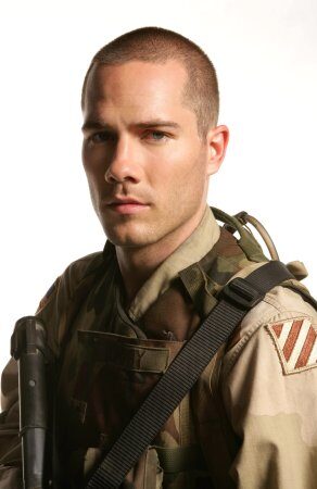Luke Macfarlane de Bros en serie Over There