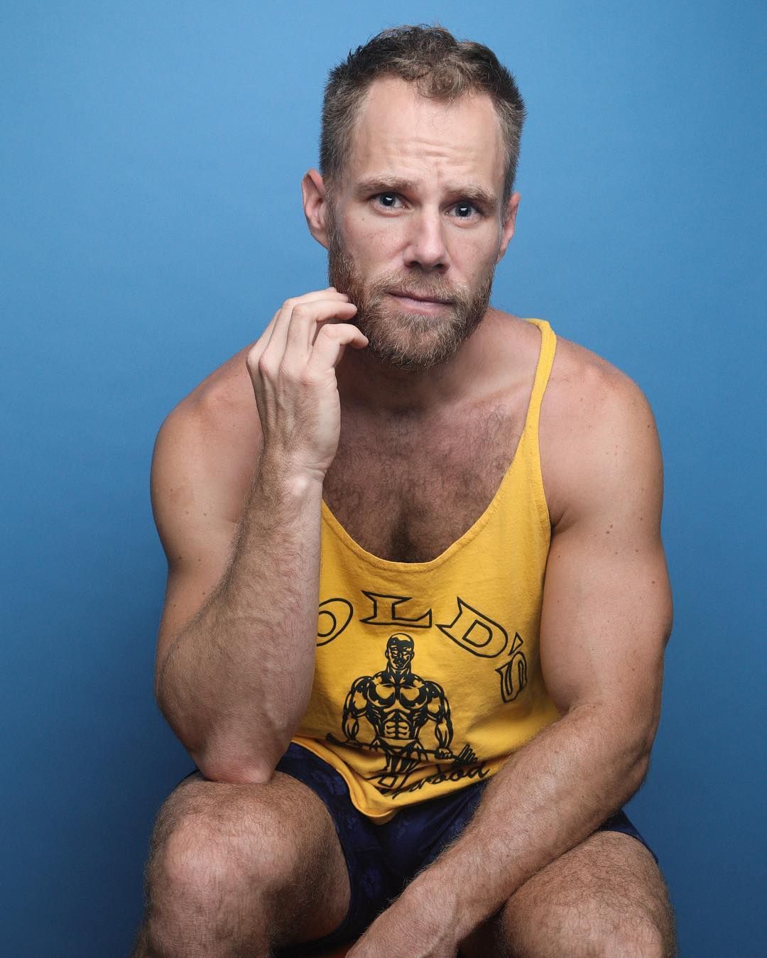 Matthew Wilkas elenco de 'Bros'.