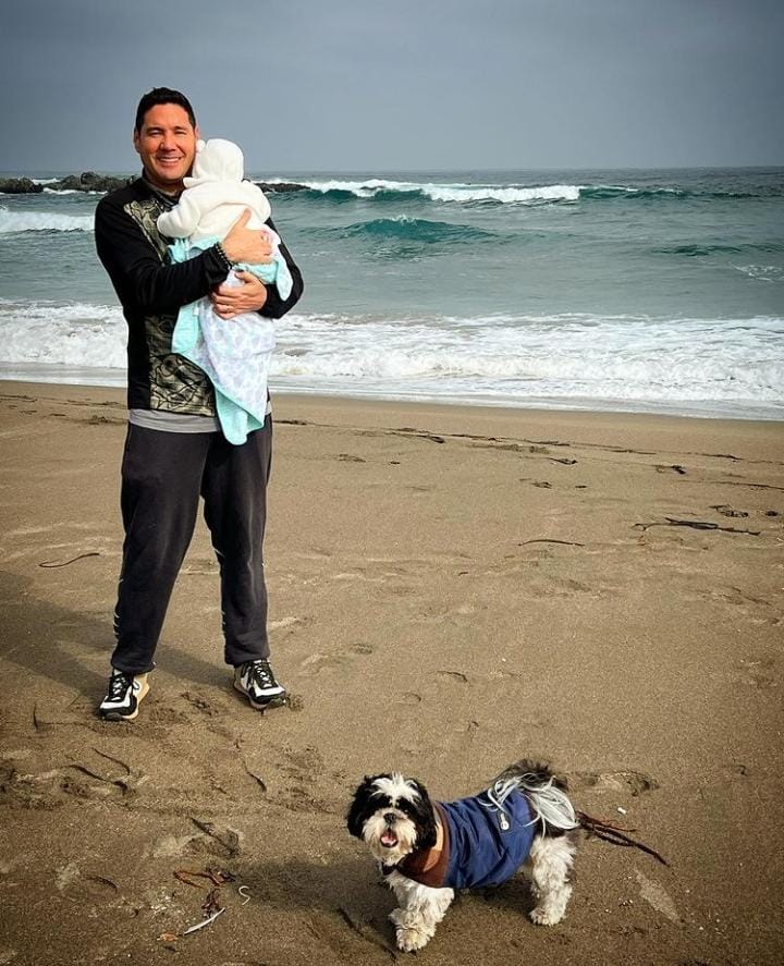 Pancho Saavedra e hija en el mar.