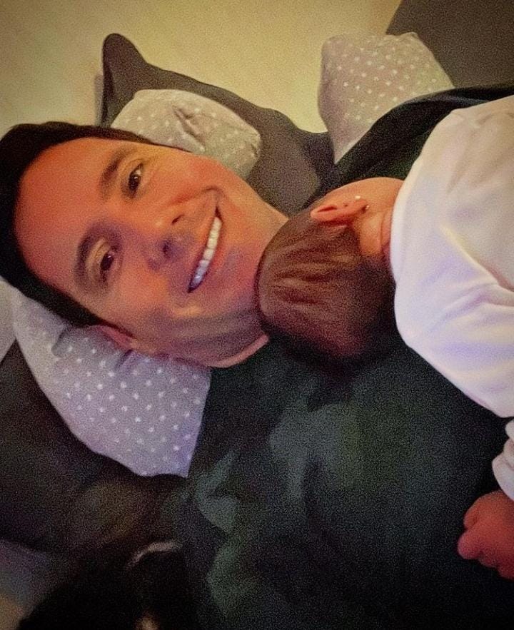 Pancho Saavedra presenta a su hija Laura.