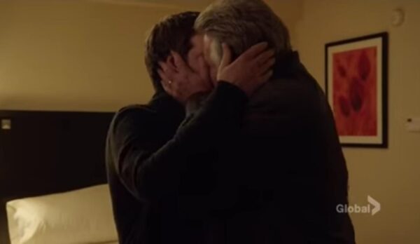 Beso gay de Ray Liotta.