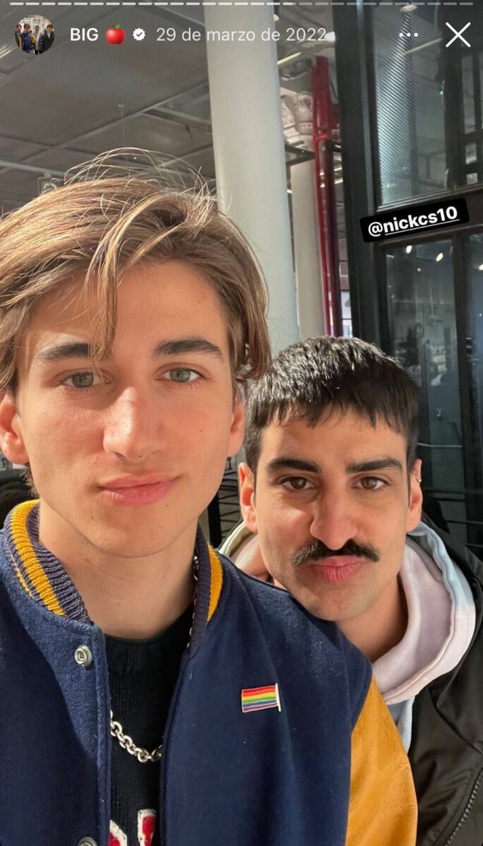 Sebastian Croft con pin de bandera LGBT