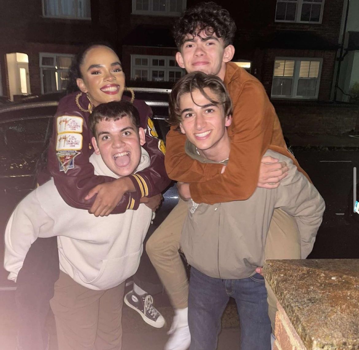 Sebastian Croft con Joe Locke en su espalda.