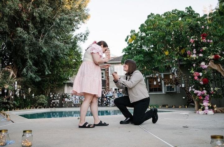 Bonnie Chance Beanie Feldstein compromiso