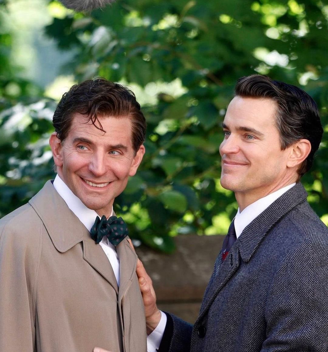 Sonrisa de Bradely Cooper en el set de Maestro.