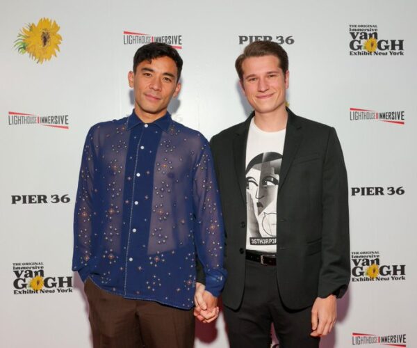 Conrad Ricamora y Joshua Cockream