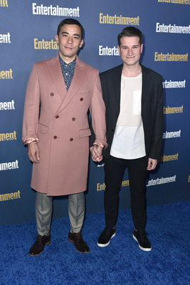 Conrad ricamora de fire island película gay con pareja