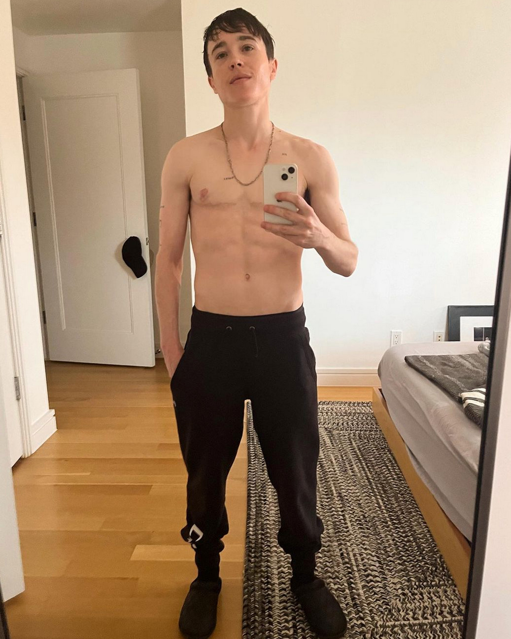 elliot page fotos orgullo trans abdomen 