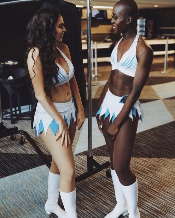 Justine junto a una compañera porrista. 