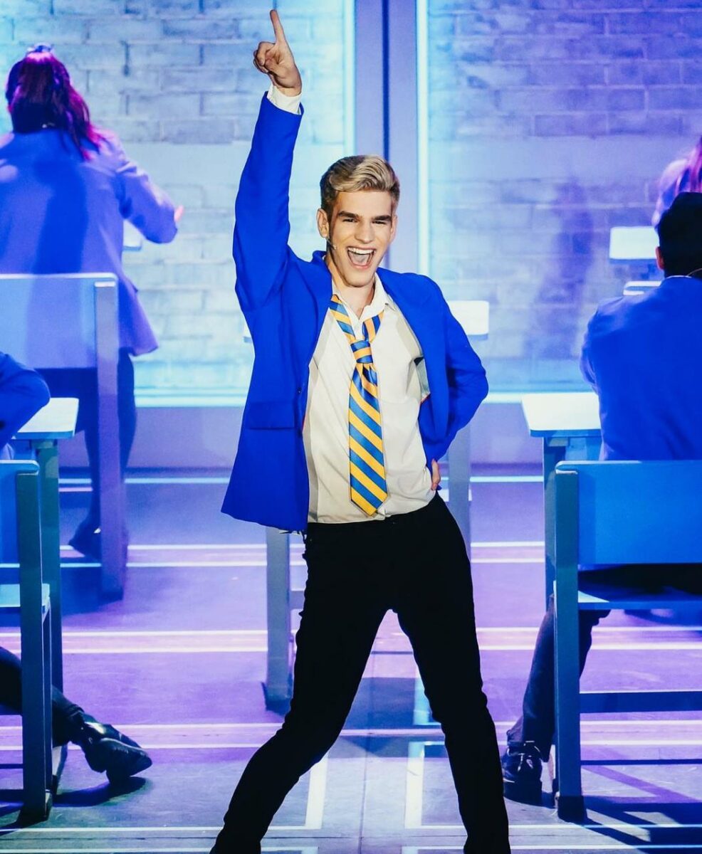 Nelson Carreras actor y cantante de la academia teatro obra todo el mundo habla de jamie