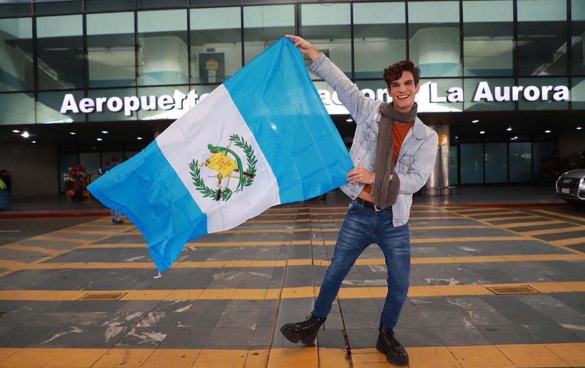 Artista con la bandera de Guatemala