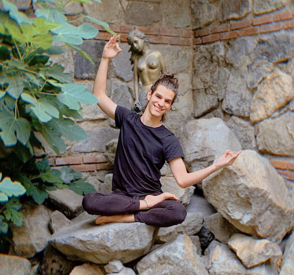 Cantante practicando Yoga