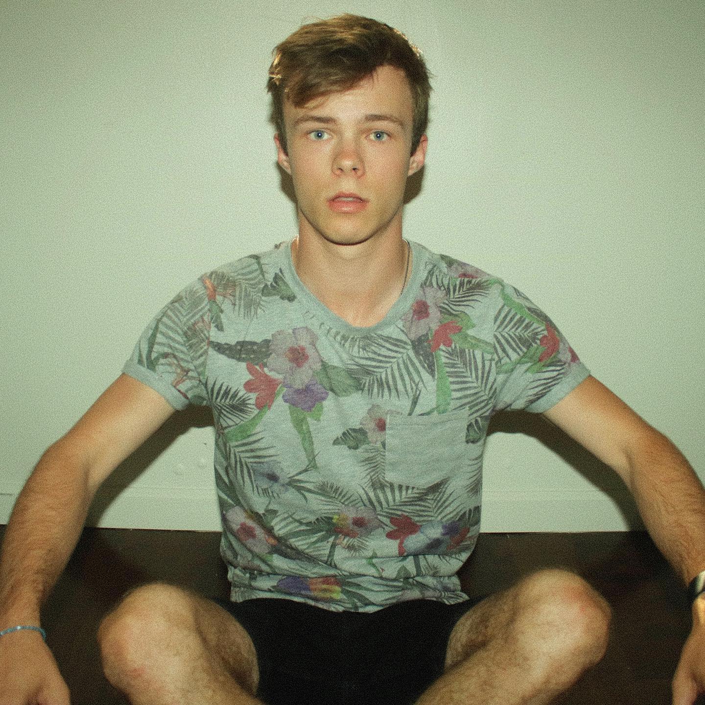 nicholas hamilton actores personajes gay love victor