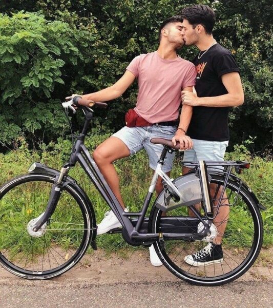 pareja en bicicleta