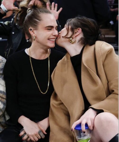 selena gomez cara delevingne beso video only murders in the building amistad relación
