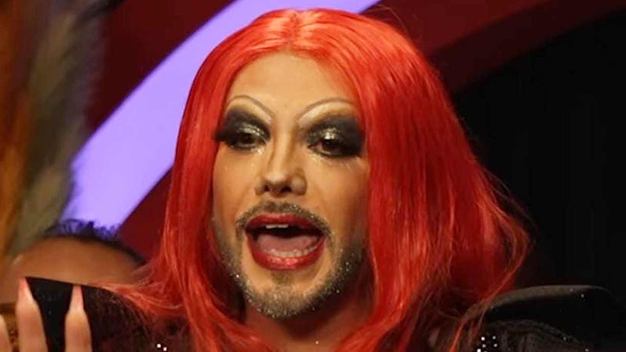 Alcalde de Neza Adolfo cerqueda en drag como Cleopatra