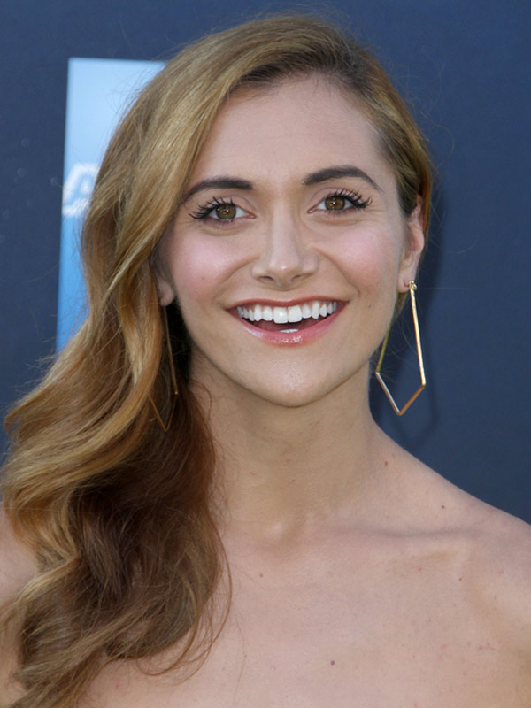 Alyson Stoner Howdy neighbor elenco actores y actrices lgbt+