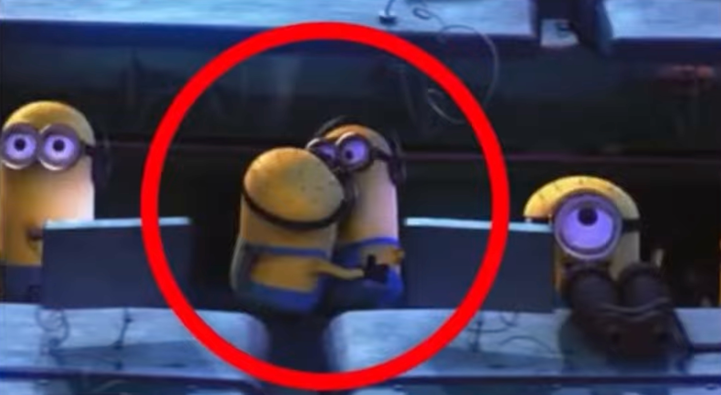 beso gay minions escena