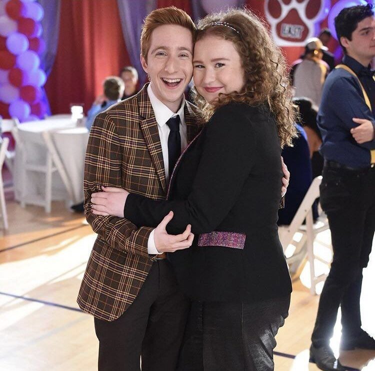 Big Red y Ashlyn Caswell en High School Musical The Musical The Series personajes bisexuales