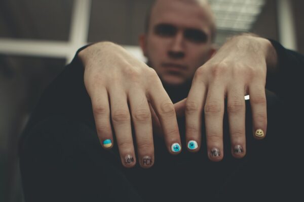 Soft boy uñas pintadas