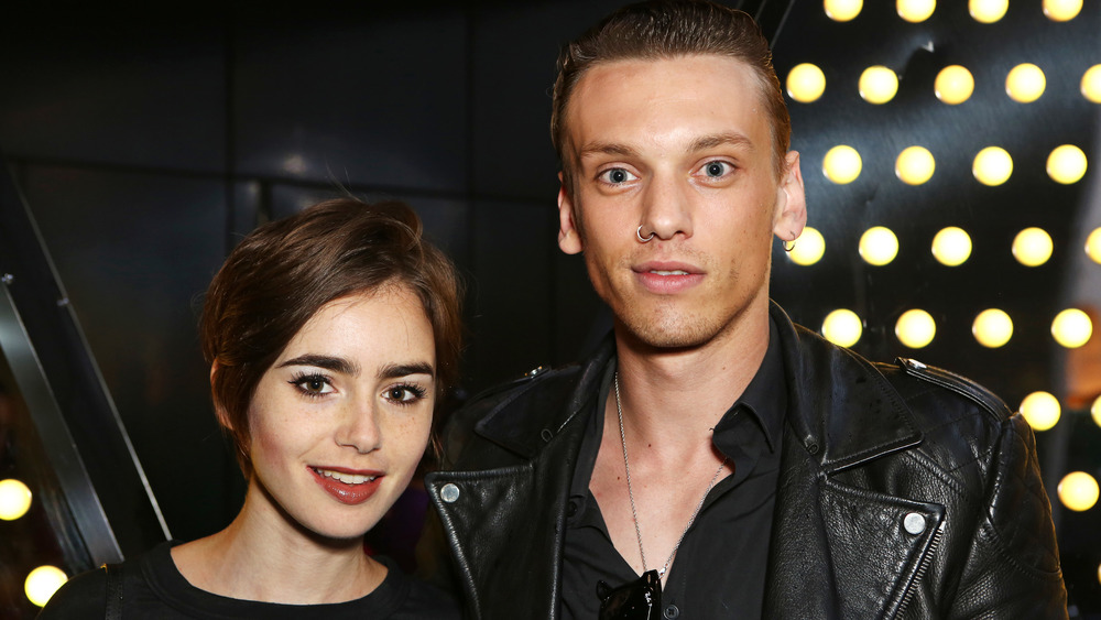 Jamie Campbell junto a lilly collins pareja sexualidad