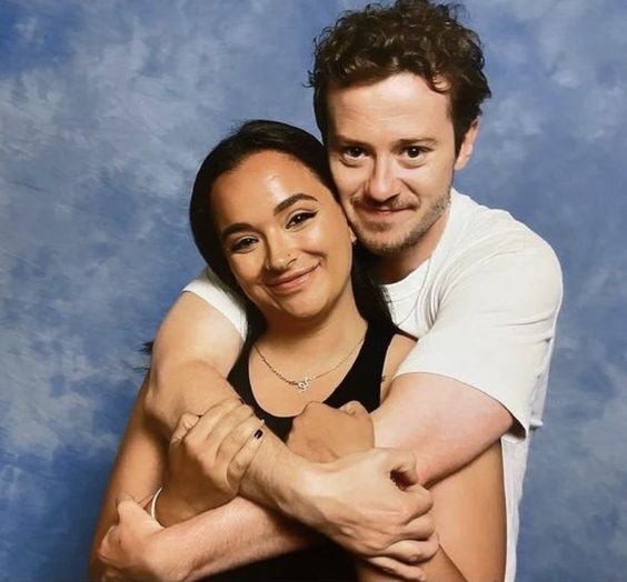 comic con joseph quinn fotos 