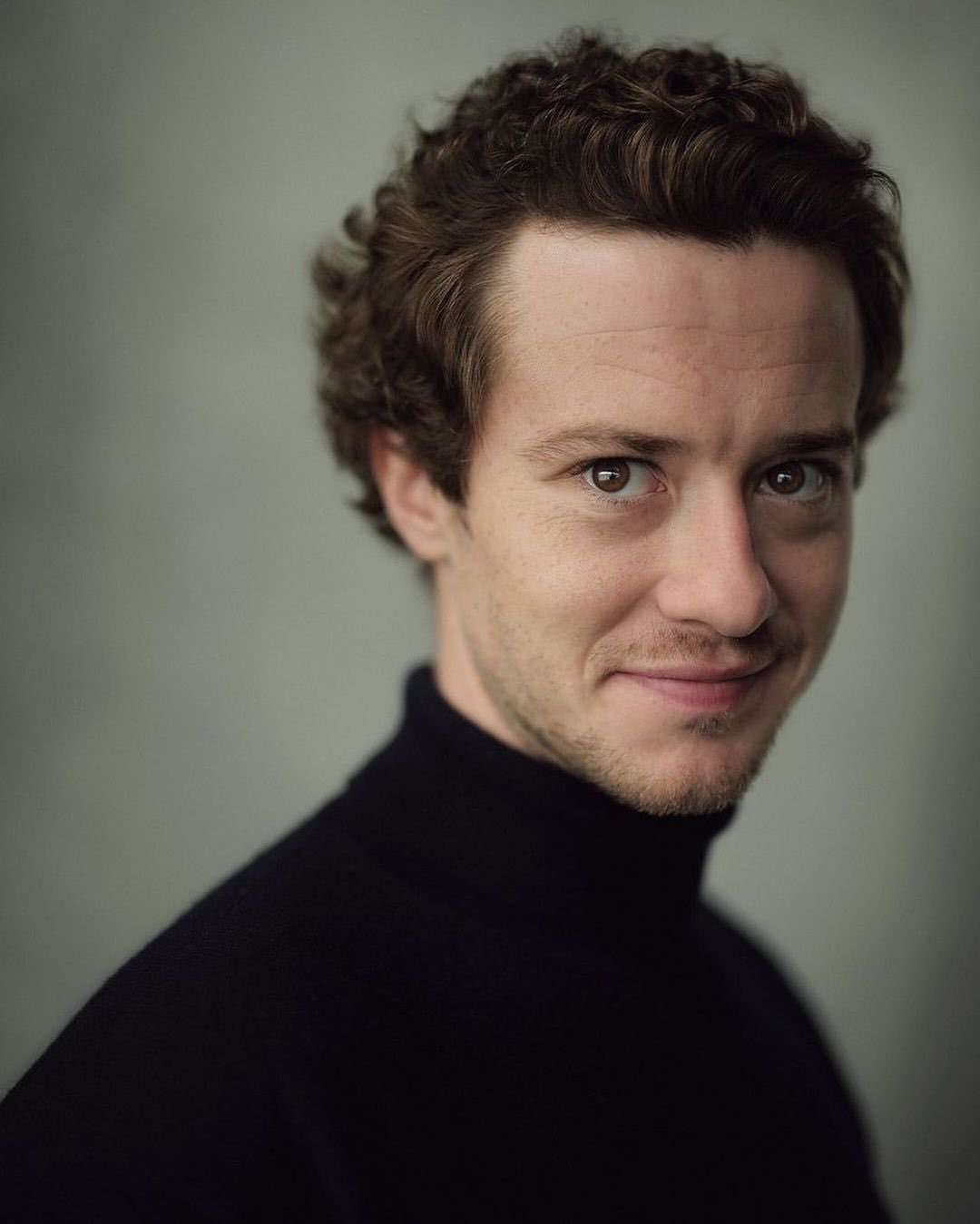 joseph quinn fotos retrato evolución