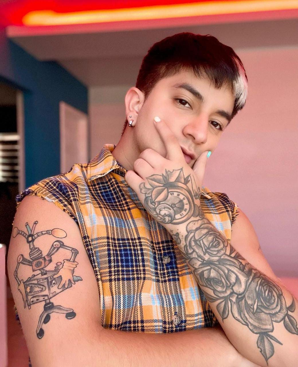 mario aguilar tatuajes famosos gay tatuados hombres con tatuajes