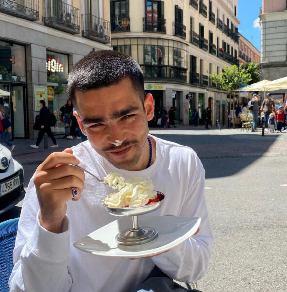 omar ayuso famosos supieron que eran gay desde niños