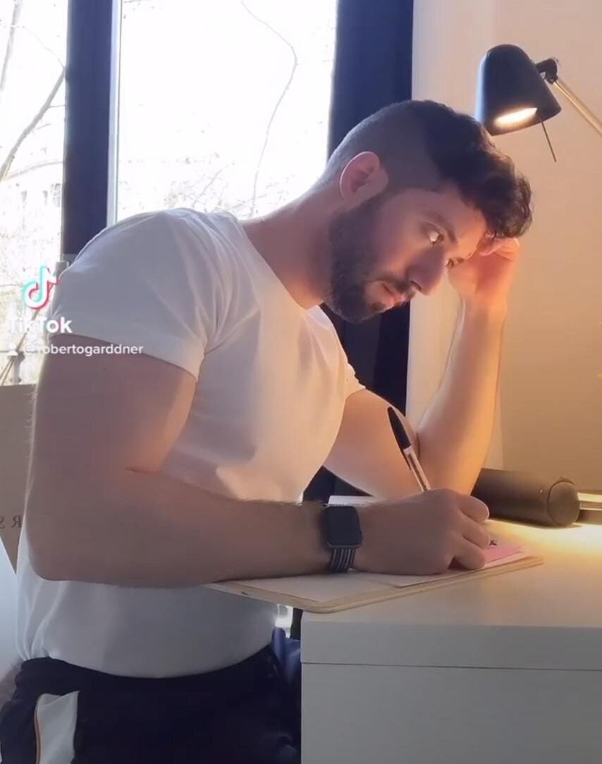 mr. gay pride 2022 roberto carlos molina