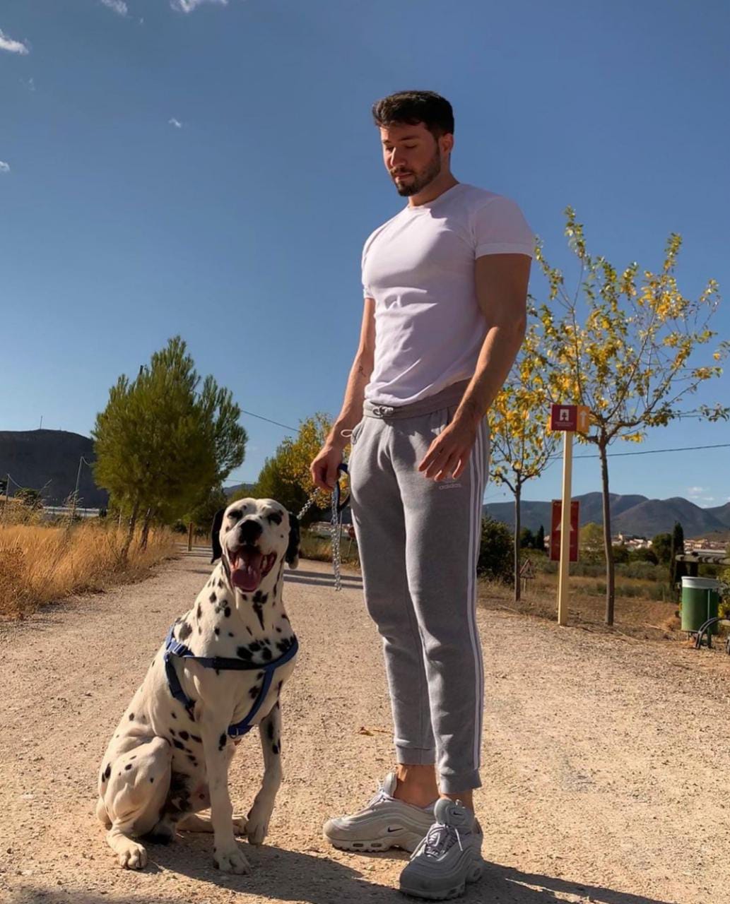 Roberto junto a su perrito