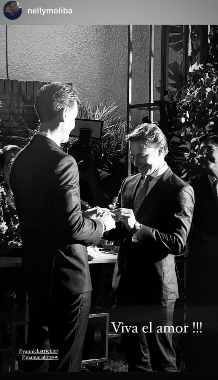 Momento en que Yannick está poniendo el anillo en la mano de Manuel.