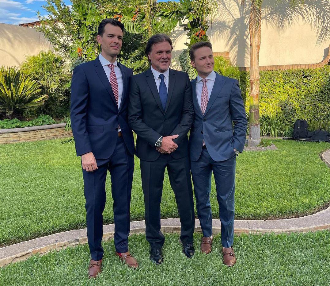 René Strickler con su hijo y yerno en boda