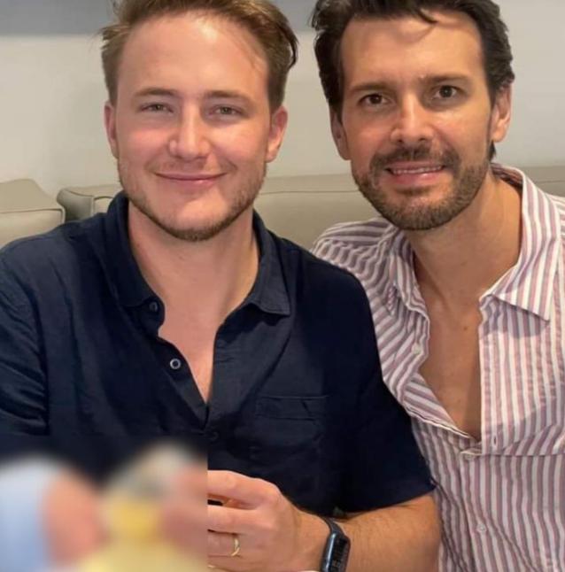 Yannick Strickler y Manuel Alonso Cárdenas papás