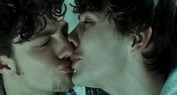 Aaron Taylor-Johnson beso gay en chatroom con Matthew Beard
