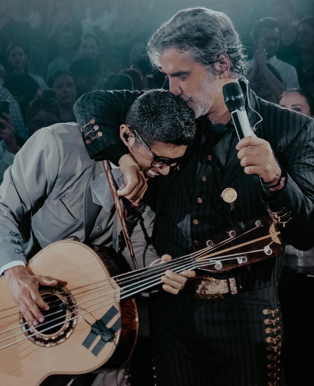 Alejandro Fernández Beso a hombre