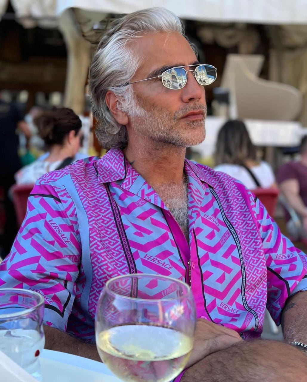 Alejandro Fernández con camisa Versace
