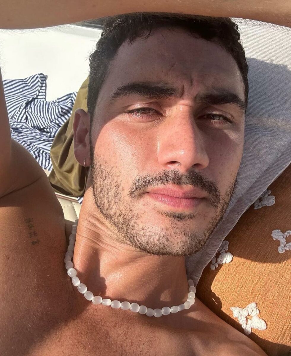 Alejandro speitzer foto ibiza actor en la playa selfie