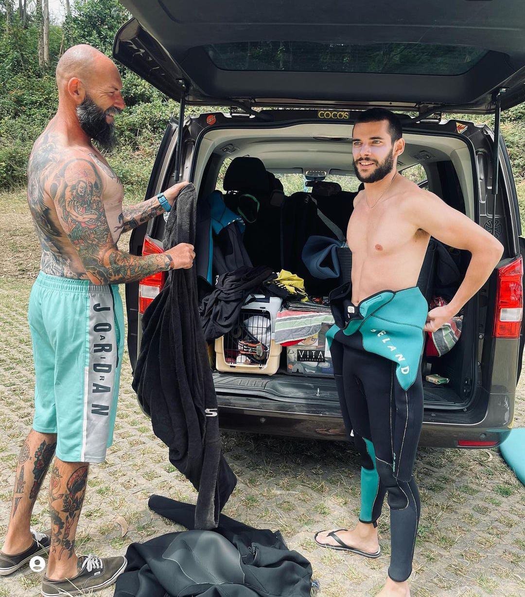 Álvaro Rico traje de surf