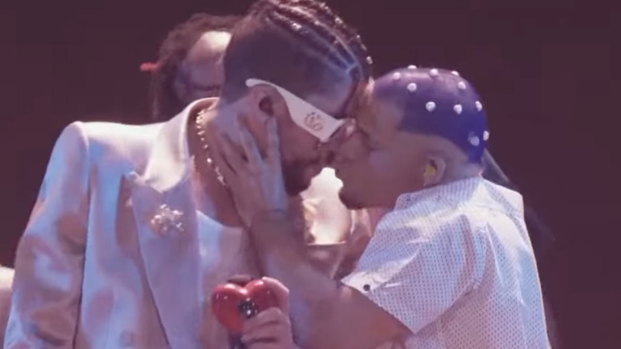 bad bunny beso bailarín mtv vmas