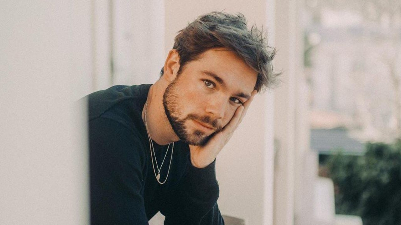 Carlos cuevas de Merlí en playa de méxico oaxaca actor