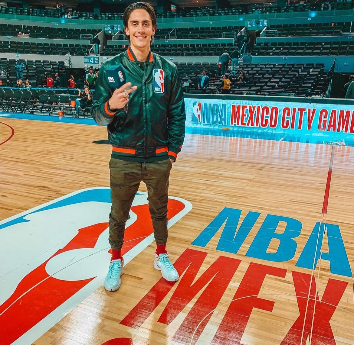 Iván Amozurrutia actor de el niñero basquetbol nba partido