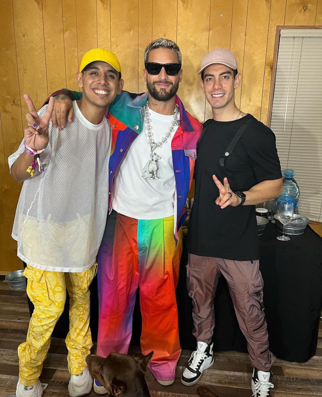 Jhonny Caz y novio Jonathan Bencomo junto a Maluma