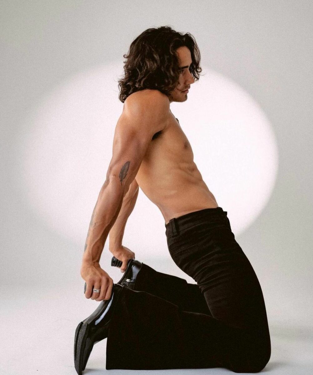 actor en botas con tacón