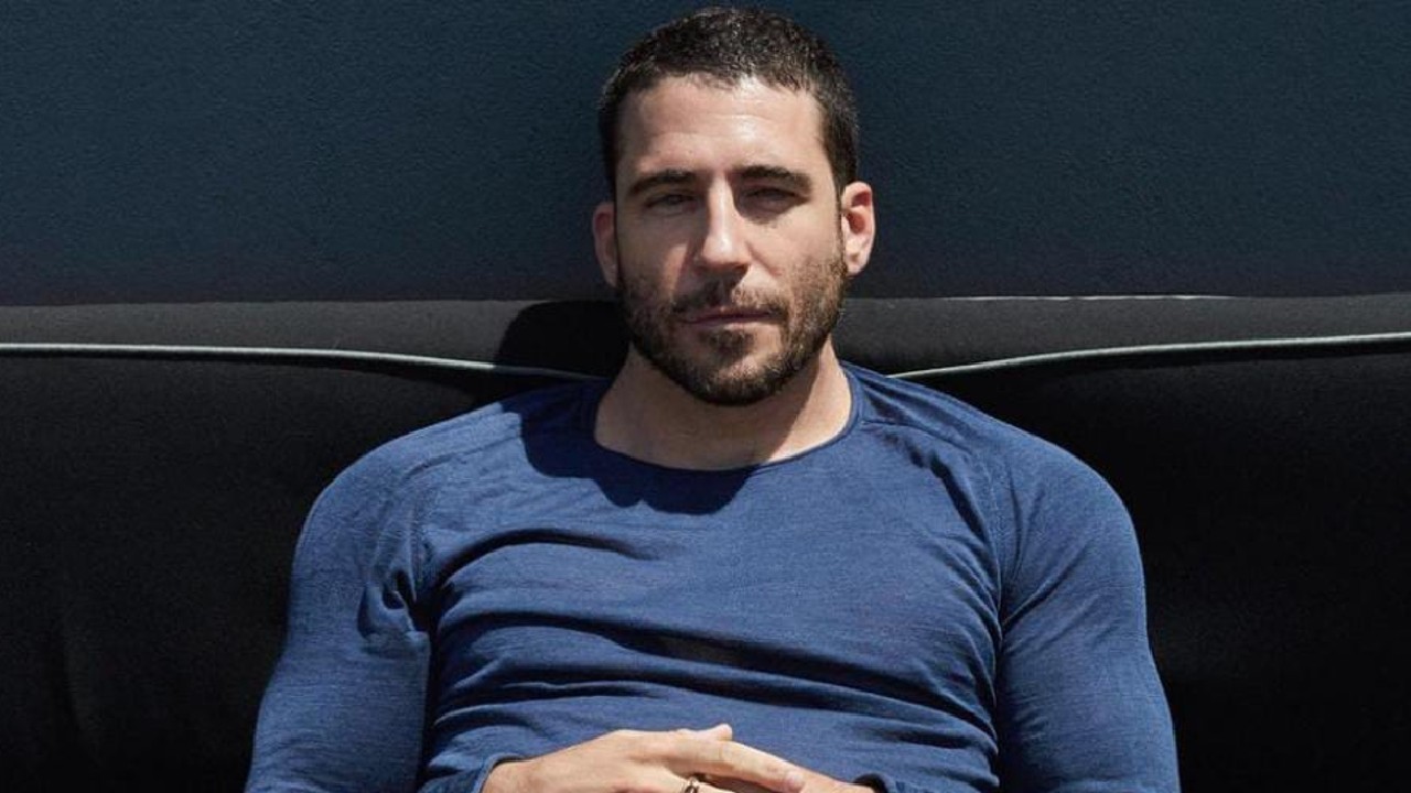 Miguel Ángel Silvestre fotos haciendo ejercicio en Ibiza españa actor